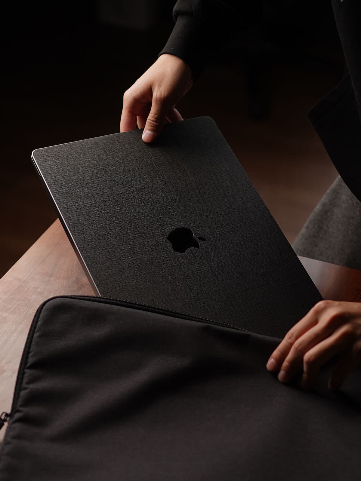 Woven flush device edge fitment on MacBook Pro