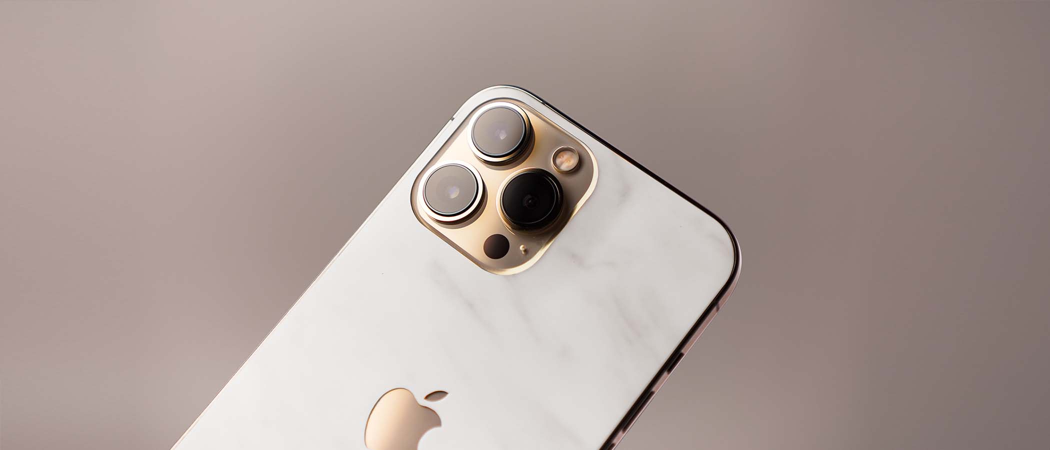 Penggunaan Skin iPhone 13 Pro Max dan Case, Apa Perbedaannya?