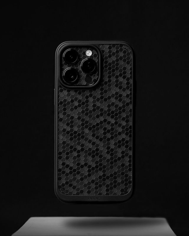 One case, endless possibilities. DUSK Hybrid Case case allows you to change the back panel skin whenever you want.