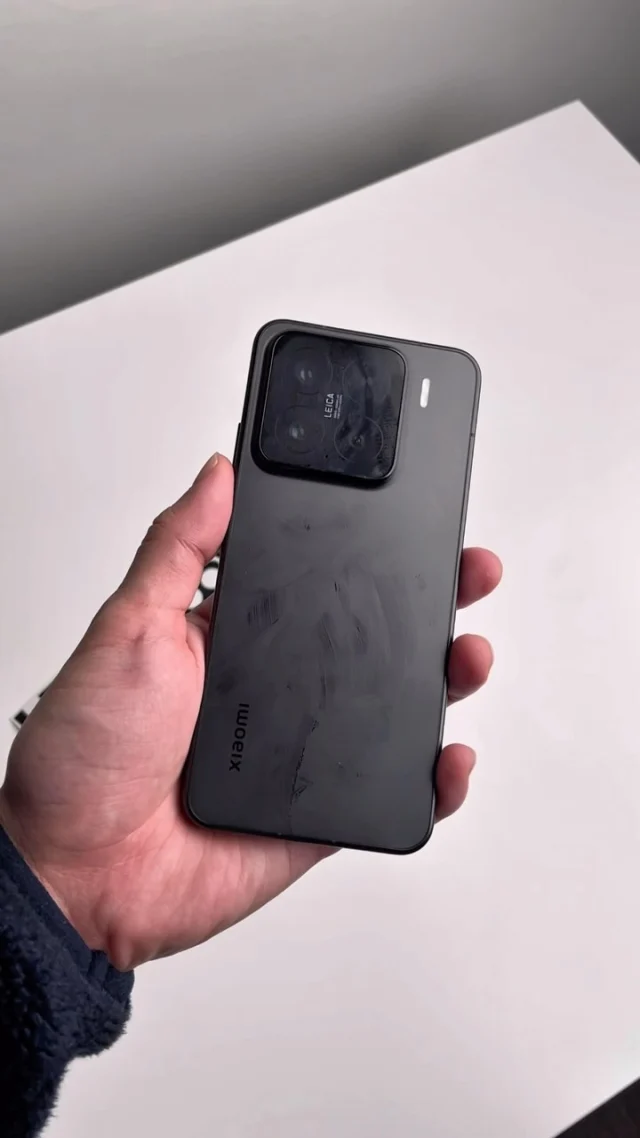 Keep your Xiaomi 15 clean with our skins that cover the back and sides. You can also add an accent skin to create a stylish dual-tone look!